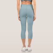 Niedlich taubenblau mit Monogramm Capri Leggings (Rückseite)