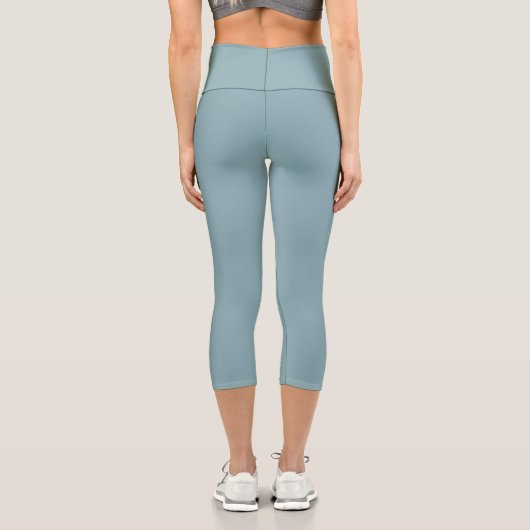Niedlich taubenblau mit Monogramm Capri Leggings (Rückseite)