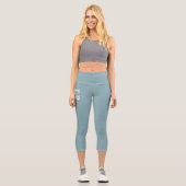 Niedlich taubenblau mit Monogramm Capri Leggings (Vorderseite)