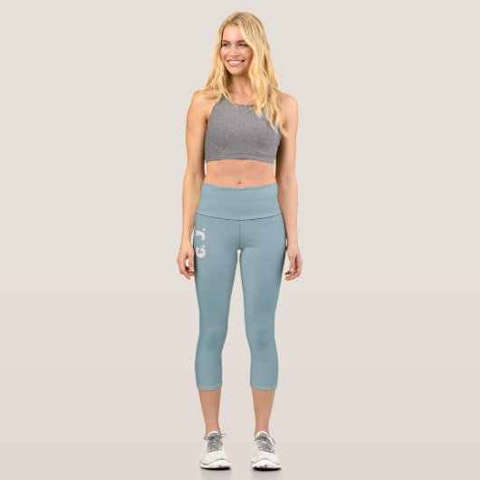 Niedlich taubenblau mit Monogramm Capri Leggings (Vorderseite)