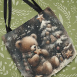 Niedlich Teddy Bear Christmas Monogram Tasche<br><div class="desc">Genießen Sie diese bezaubernde mit Monogramm Tasche für Ihre Feiertagshäuser oder für Geschenke. Dieses "Niedliche Teddy Bären Weihnachten"-Design befindet sich in der Nähe eines kleinen, dekorierten, schneebedeckten Weihnachtsbaumes mit einem goldenen Stern und Bauern. Er trägt einen karierten Schal, und in der dunkelschwarzen Entfernung kann man Schneeflocken fallen sehen. Einfache Vorlage...</div>