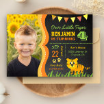 Niedlich Tiger Kids Foto Geburtstagsparty Einladun Einladung<br><div class="desc">Erleben Sie Ihren Aufenthalt bei dieser lustigen Tiergeburtstagsfeier mit einem niedlichen kleinen Tiger und moderner Typografie vor einem Kalkboard-Hintergrund. Fügen Sie einfach Ihre Veranstaltungsdetails zu dieser benutzerfreundlichen Vorlage hinzu und schmücken Sie diese Karte mit dem bevorzugten Foto Ihres Kindes, um sie zu einer einmaligen Einladung zu machen. Dreh die Karte...</div>