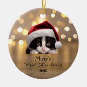 Niedlich Tuxedo Cat Weihnachtsmannmütze Gold Perso Keramik Ornament (Vorne)