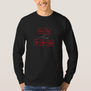 Niedlich und Nerdy geschrieben in Elementen des Pe T-Shirt