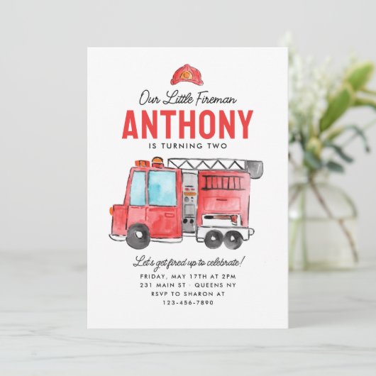 Niedlich unser kleiner Feuerhelm Feuerwehrwagen Ge Einladung (Stehend Vorderseite)