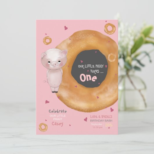 Niedlich "UNSERE KLEINE PIGGY" | "Liebe & Bagels" Einladung (Stehend Vorderseite)