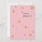 Niedlich "UNSERE KLEINE PIGGY" | "Liebe & Bagels" Einladung (Rückseite)