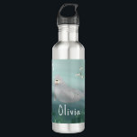 Niedlich unter dem Meeresmeer Siegel- und Fischsch Edelstahlflasche<br><div class="desc">Diese niedliche und moderne Wasserflasche aus Stahl zeigt ein Siegel aus dem Ozean. Es gibt auch Platz auf der Flasche,  um Ihnen eine eigene Anpassung hinzuzufügen: ein Name in whimsical Typografie. Das perfekte Geschenk unter dem Meer für alle Kinder oder Ozeanfreunde,  ideal für Vorschulen oder Kindergärten.</div>