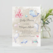 Niedlich unter der Meereswasser-Kinderdusche (Stehend Vorderseite)