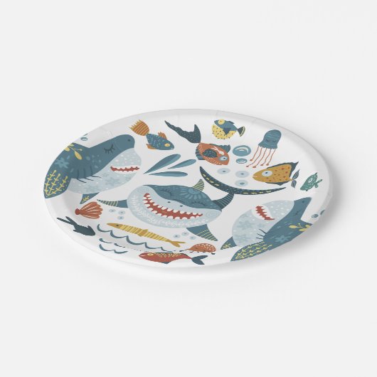 Niedlich unter Meereshai Pappteller (Schrägansicht)