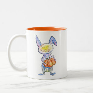 Niedlich Whimsical Bunny Holding a Pumpkin Zweifarbige Tasse