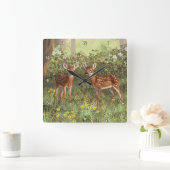 Niedlich Whitetail Deer Twin Fawns Quadratische Wanduhr (Zuhause)