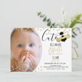 Niedlich wie Bee 1. Geburtstag Party Foto Einladung (Stehend Vorderseite)