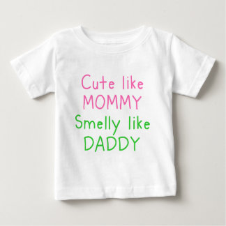 Niedlich wie die Mama, Smelly wie Vati Baby T-shirt