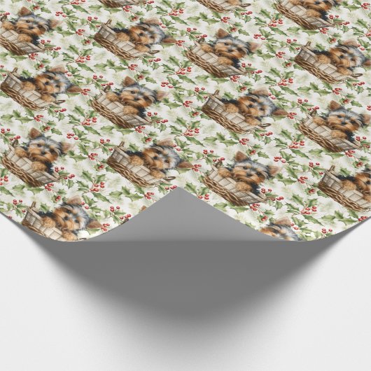 Niedlich Yorkie Puppy in Basket Christmas Holly Geschenkpapier (Ecke)