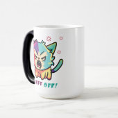 Niedlich zornige Katze, die Fluff abschaut. Verwandlungstasse (Vorderseite Links)