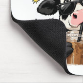Niedliche, aber chaotische Kuh mit Eiskaffee Mousepad (Ecke)