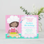 Niedliche Afroamerikanerin Baking Geburtstagsparty Einladung (Stehend Vorderseite)