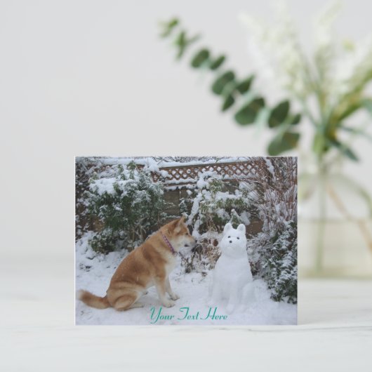 niedliche akita im Schnee mit einem Schneemann aki Postkarte (Stehend Vorderseite)