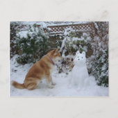 niedliche akita sitzend im Schnee mit Schneehund F Postkarte (Vorderseite)