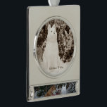 niedliche akita sitzend Schneehunde Banner-Ornament Silber<br><div class="desc">Das niedliche akita Hund Foto auf diesem ursprünglichen Weihnachtsbaum-Ornament ist eine japanische akita sitzend im dicken Dezember Schnee Blick auf einen Schneemann akita, das echte Leben niedlich akita schaut auf den Schnee akita und woll zu spielen, ich glaube, sie wünscht, die akita ist real und nicht eine akita aus Schnee....</div>