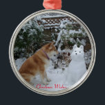 niedliche akita sitzend Schneehunde Ornament Aus Metall<br><div class="desc">Das niedliche akita Hund Foto auf diesem ursprünglichen Weihnachtsbaum-Ornament ist eine japanische akita sitzend im dicken Dezember Schnee Blick auf einen Schneemann akita, das echte Leben niedlich akita schaut auf den Schnee akita und woll zu spielen, ich glaube, sie wünscht, die akita ist real und nicht eine akita aus Schnee....</div>