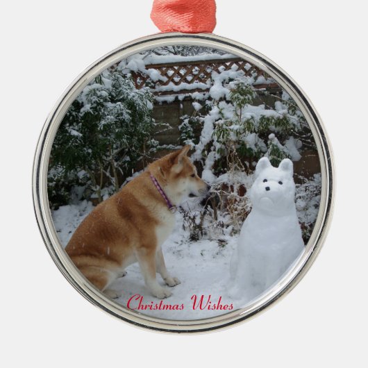 niedliche akita sitzend Schneehunde Ornament Aus Metall (Vorne)