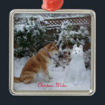 niedliche akita sitzend Schneehunde Silbernes Ornament<br><div class="desc">Das niedliche akita Hund Foto auf diesem ursprünglichen Weihnachtsbaum-Ornament ist eine japanische akita sitzend im dicken Dezember Schnee Blick auf einen Schneemann akita, das echte Leben niedlich akita schaut auf den Schnee akita und woll zu spielen, ich glaube, sie wünscht, die akita ist real und nicht eine akita aus Schnee....</div>