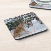 niedliche akita sitzt mit Schneemann im Schneehund Getränkeuntersetzer (Linke Seite)