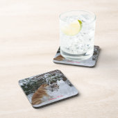 niedliche akita sitzt mit Schneemann im Schneehund Getränkeuntersetzer (Rechte Seite)