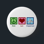 Niedliche Akupunktur Button<br><div class="desc">Ein cooles akupunkturistisches Geschenk mit einem hübschen grünen Friedenszeichen, niedlichem rotem Herz und einer Person, die durch Akupunktur Wellness und Schmerzbehandlung praktiziert. Peace Liebe Akupunktur.</div>