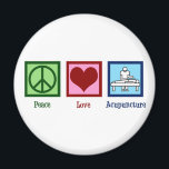 Niedliche Akupunktur Magnet<br><div class="desc">Ein cooles akupunkturistisches Geschenk mit einem hübschen grünen Friedenszeichen, niedlichem rotem Herz und einer Person, die durch Akupunktur Wellness und Schmerzbehandlung praktiziert. Peace Liebe Akupunktur.</div>