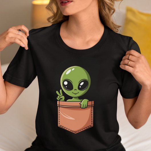 Niedliche Alien in Pocket - Funny Space Graphic T-Shirt