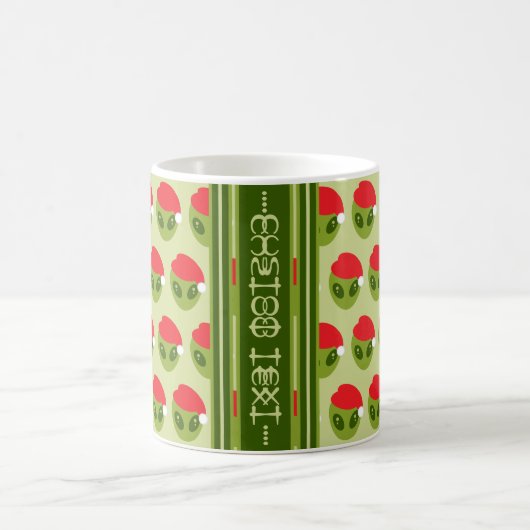 Niedliche Alien in Weihnachtsmannmütze Motiv Ihren Kaffeetasse (Mittel)