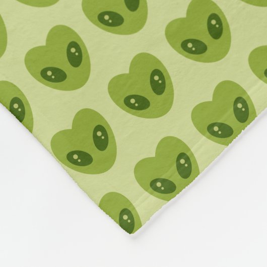 Niedliche Alien mit grünen Herz in Glyphen Fleecedecke (Ecke)