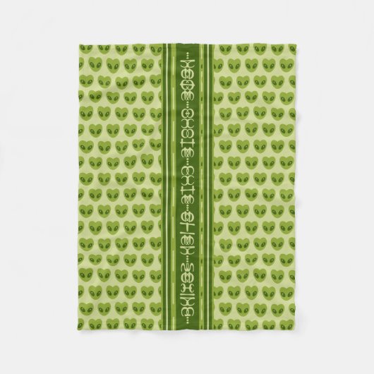 Niedliche Alien mit grünen Herz in Glyphen Fleecedecke (Vorderseite)