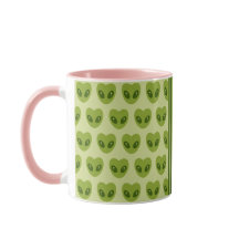 Niedliche Alien mit grünen Herz in Glyphen