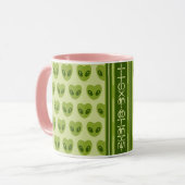 Niedliche Alien mit grünen Herz in Glyphen Tasse (Vorderseite Links)