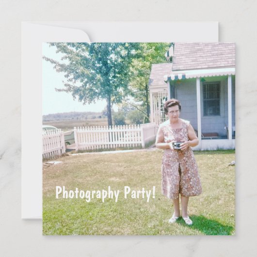 Niedliche ältere Lady mit einer alten Filmkamera Einladung (Vorderseite)