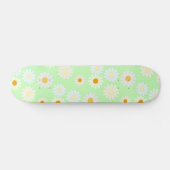 Niedliche Aquarellfarben Daisy Pattern Grün Skateboard (Horizontal)
