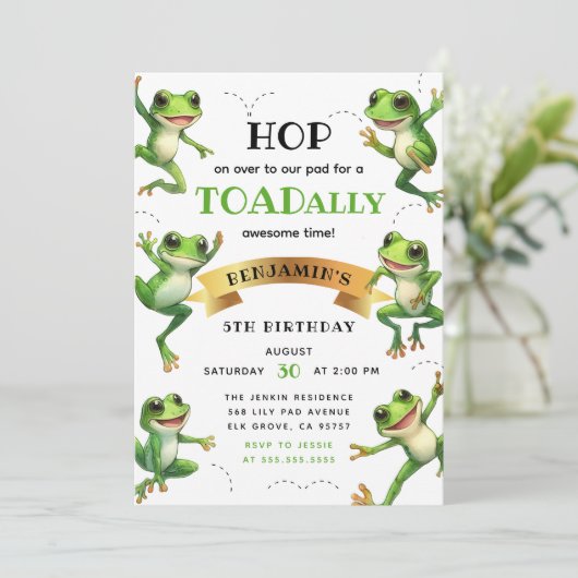Niedliche Aquarellfrösche jagen über jeden Geburts Einladung (Stehend Vorderseite)