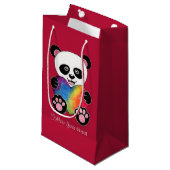 Niedliche Aquarellpanda mit Regenbogenherz Kleine Geschenktüte (Vorderseite Schrägansicht)