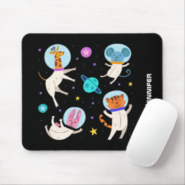 Niedliche Astronautentiere schwimmen im Weltraum Mousepad