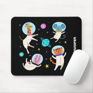 Niedliche Astronautentiere schwimmen im Weltraum Mousepad
