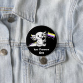 Niedliche Axolotl-Pronomen Flag LGBTQ+ für nichtbi Button (Beispiel)