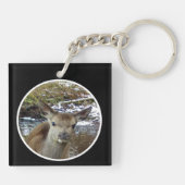 Niedliche Baby Deer Posen für die Kamera Schlüsselanhänger (Rückseite)