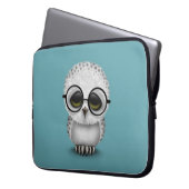 Niedliche Babysnowy-Eulen-tragende Gläser auf Blau Laptopschutzhülle (Vorderseite Links)