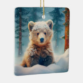 Niedliche Bärenkrube im schneebedeckten Wald Keramikornament (Rechts)
