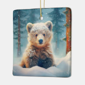 Niedliche Bärenkrube im schneebedeckten Wald Keramikornament (Links)