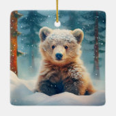 Niedliche Bärenkrube im schneebedeckten Wald Keramikornament (Rückseite)